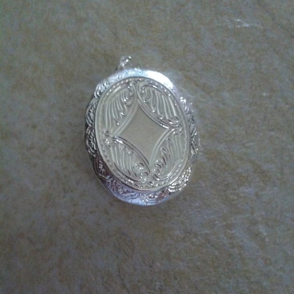 White Opal Cameo Necklace Locket Photo Keepsake - Picture 4 of 5